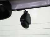 ◆リアにもドライブレコーダーを装備しております◆映像・音声などを記録する自動車用の装置です。もしもの事故の際の記録はもちろん、旅行の際の思い出としてドライブの映像を楽しむことができます。