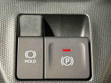 指先だけで簡単に操作が可能な電動パーキングブレーキを採用。「HOLD」スイッチを押すと、渋滞や信号待ちなどでブレーキペダルから足を離しても、ブレーキを保持するので安心です