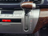 手に馴染むシフトノブで扱いやすく、快適な運転を支えます。