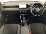 車内は光触媒抗菌消臭施工済です。インパネ周りはスタイリッシュなデザインです。グローブボックスやカップホルダーのほかにトレーなどたくさんの収納スペースが付いています。