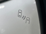 【ブラインドスポットモニター】走行中、ドアミラーの死角になりやすい箇所に後続車が接近するとサイドミラーのレンズに警告を表示!ドライバーに注意喚起をしてくれます。