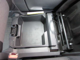 運転席下に設けられた大型収納スペースで、工具や小物、非常用品の保管に便利。床下を有効活用でき、室内をすっきり保ちやすい実用的な収納スペースです。