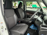 【フロントシート】インパネにシフトが付いているので足元広々!運転席から助手席の移動も楽々♪どちらからでも乗り降り出来るので、狭い場所の乗り降りも楽ちんですよ♪