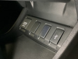 アクセサリーソケットはUSBのアダプターなどをつければ、スマホの充電にも使えます。横にはナビゲーション用の外部入力可能なUSB端子がついており、周辺には物が置けるトレーがついています。