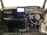 車内は光触媒抗菌消臭施工済です。スタイリッシュなデザインでスポーティなインパネ周りを演出します。グローブボックスやカップホルダーのほかにトレーなどたくさんの収納スペースが付いています。