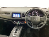 車内は光触媒抗菌消臭施工済です。インパネ周りはスタイリッシュなデザインで機能や装備も充実しています。グローブボックスやカップホルダーのほかにトレーなどたくさんの収納スペースが付いています。