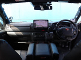 走行時も運転をサポートしてくれるアームレスト!ステアリングスイッチは走行時もハンドルから手を放す事なくチャンネル操作が可能です♪