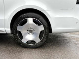 納車前整備はメーカー規定に基づき併設工場で入念に行います。メルセデス・ベンツ指定のツールと技術を用い、メーカーの研修を受けたメカニックがお客様のお車を整備いたします。