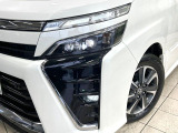 【LEDヘッドライト】悪天候や夜間走行時も良好な視界を確保し安心して運転できる高輝度LEDヘッドライトを装備!点灯速度が早く、消費電力も抑えられています。