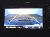 【バックカメラ】運転が苦手な方も車庫入れラクラクです!ギアをリバースに入れれば自動的に切り換わりますので、面倒な操作は不要です♪狭い駐車場もお車を傷つけず安心ですね!