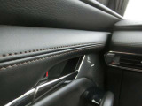 触れる場所の質感まで抜かりの無いMAZDA3のインテリア(^^♪