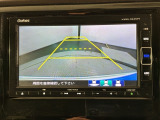 リバースギアに入れるだけで後方の表示へ切り替わります。夜間や雨の日の駐車も楽になりますよ。