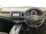 車内は光触媒抗菌消臭施工済です。スタイリッシュなデザインでスポーティなインパネ周りを演出します。グローブボックスやカップホルダーのほかにトレーなどたくさんの収納スペースが付いています。