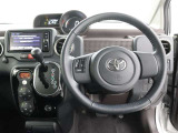 運転席側から見た写真です、お車にマッチングするように考えられたインパネデザイン!沢山のスイッチ類も運転される方が使いやすい位置に配置されていますね!