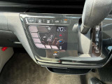 車内の室温を自動で一定に保ってくれる便利なオートエアコンが付いています。温度を設定するとクルマがエアコン噴出し温度を上げたり下げたり風量を変えたりしてくれるので運転に集中が出来ますよ。