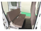 積載物を優先したシートです。リヤシートを前方に折りたたむことで、広くフラットな荷室となります。