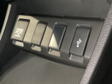 アクセサリーソケットはUSBのアダプターなどをつければ、スマホの充電にも使えます。横にはナビゲーション用の外部入力可能なUSB端子がついており、周辺には物が置けるトレーがついています。