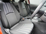 フロントシートは心地よいフィット感と程よいホールド性能を両立させ、今までになく快適にドライブを楽しんでいただける、マツダ自慢のシートです!