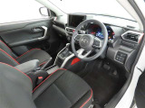 シンプルで使いやすいデザインの運転席です。