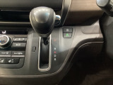 CVT車のセレクトレバーです。低速から高速まで、変速ショックのないスムーズな走りを実現するとともに、エンジン効率のよい領域を維持することで燃費にも貢献します。