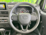 インテリアに合わせたデザインのステアリングは、運転される方のことも考え、運転しやすい形状、大きさです。是非一度、実際に触ってお確かめください。