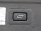 パワーバックドア(挟み込み防止機能付)を装備しています。操作はスマートキー、オーバーヘッドコンソール部、バックドア内側下部の各スイッチで行えます。