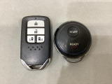 スマートキー付きですからドアロックの開閉およびエンジンスタートが楽々です。電動スライドドアの開け閉めもボタンで操作できます。加えて、純正リモコンエンジンスターター用の操作キーもついています。