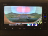 【バックカメラ】運転が苦手な方も車庫入れラクラクです!ギアをリバースに入れれば自動的に切り換わりますので、面倒な操作は不要です♪狭い駐車場もお車を傷つけず安心ですね!