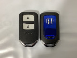 スマートキーを装備しています。鍵を差し込むことなくドアロックの開け閉めと、スタートボタン操作でのエンジンスタートができます。スペアキーも同じものを用意しております。