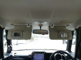 運転席にサンバイザー裏にはバニティミラーが備わっていますので、車の外に出る前にパパッと身だしなみをチェックすることができて便利ですよ♪