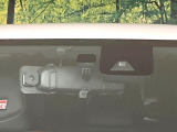 【プリクラッシュセーフティ】前方の車両等を検知し、衝突しそうな時は警報で注意を促し、ブレーキを踏む力をサポート。ブレーキを踏めなかった場合は衝突被害軽減ブレーキが作動、衝突回避をサポートします。