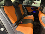 メルセデスのシートは少し硬めになっております。長時間の運転の際、適度な反発があることでお尻や腰の負担を減らす効果が御座います。