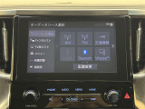 【純正9インチディスプレイオーディオ】FM・AMラジオやBluetooth接続、フルセグTVの視聴など多彩な機能を搭載しています。CarPlay、AndroidAutoにも対応。