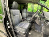 運転席まわりには十分なスペースがあり、大柄な方でもゆったり運転していただける環境です。