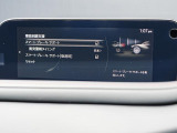 こちらのお車には先進安全装備が多数搭載されています。衝突被害を回避あるいは軽減するためのブレーキや、後方死角からの接近警報、車線逸脱を防止する警報装置など、詳しくはスタッフまでお尋ねください。