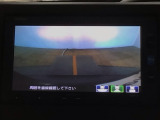 【バックカメラ】運転が苦手な方も車庫入れラクラクです!ギアをリバースに入れれば自動的に切り換わりますので、面倒な操作は不要です♪狭い駐車場もお車を傷つけず安心ですね!