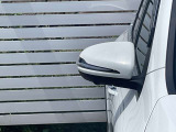 【LED内蔵ウィンカー】LEDとクロームの先進的なコントラストのミラーデザインに加え、後退時助手席側のミラーが自動で下方を向くリバースポジション機能も備えており実用性も兼ね備えています。