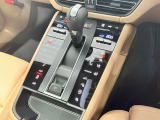シフト周りのスイッチがタッチパネル式へと進化しました新しいモデルの内装でございます