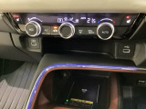 オートエアコンがついてますので、簡単操作で快適に過ごせます。リア熱線のスイッチの中にサイドミラーヒーターも入っています。パネル内のシートヒータースイッチは前席の左右別々に3段階で温度設定ができます。
