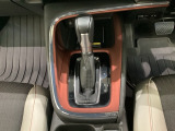 CVT車のセレクトレバーです。低速から高速まで、変速ショックのないスムーズな走りと、エンジン効率のよい領域を維持して燃費にも貢献します。