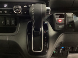 CVT車のセレクトレバーです。低速から高速まで、変速ショックのないスムーズな走りと、エンジン効率のよい領域を維持して燃費にも貢献します。サイドブレーキはスイッチ操作の電子制御パーキングブレーキです。