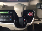 オートマチックシフトレバーは、手になじみ操作しやすい形状で安全運転にもつながります♪