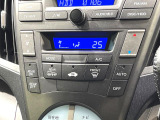【オートエアコン】一度お好みの温度に設定すれば、車内の温度を検知し風量や温度を自動で調整。暑い&hellip;寒い&hellip;と何度もスイッチ操作をする必要はありません。快適な車内空間には必須の機能ですね♪