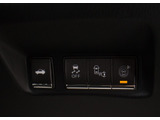 ★使いやすさや安全性を追求したステアリング周り!高級車ゆえにスイッチ類が多いのも特徴ですね!考え尽くされた配置ですぐに使いこなす事が出来ますのでご安心下さい!是非、体感してみて下さい!!