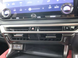 車庫入れに役立つアドバンスドパーク機能付きです