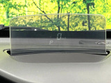 【ヘッドアップディスプレイ】現在の速度や走行情報をデジタル表示で運転席前方のガラスに投影!運転中、目線をずらさず必要な情報を確認できるのでとっても便利で安心!