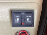 リアドアは乗り降りに便利な両側電動スライドドアです。また運転席に座っていながらスイッチ操作で自在にスライドドアを開け閉めできます。