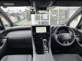 【運転席・インパネまわり】ハンドル・シート・フロアーなど隅々までプロによるクリーニング済み☆彡キレイな車内でドライブが一層快適にお楽しみいただけます!!