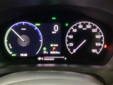 ハイブリット車専用のメーターです。右側の大型スピードメーターに加え、ステアリングスイッチを使って左のマルチインフォメーション・ディスプレイで燃費や動力伝達などの情報が見れるようになっています。