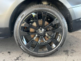 23インチホイール装備!力強さと重厚感を感じさせる太めのスポーク、車体全体のバランスを考慮した洗練されたデザイン性でレンジローバースポーツのの魅力を際立たせます!